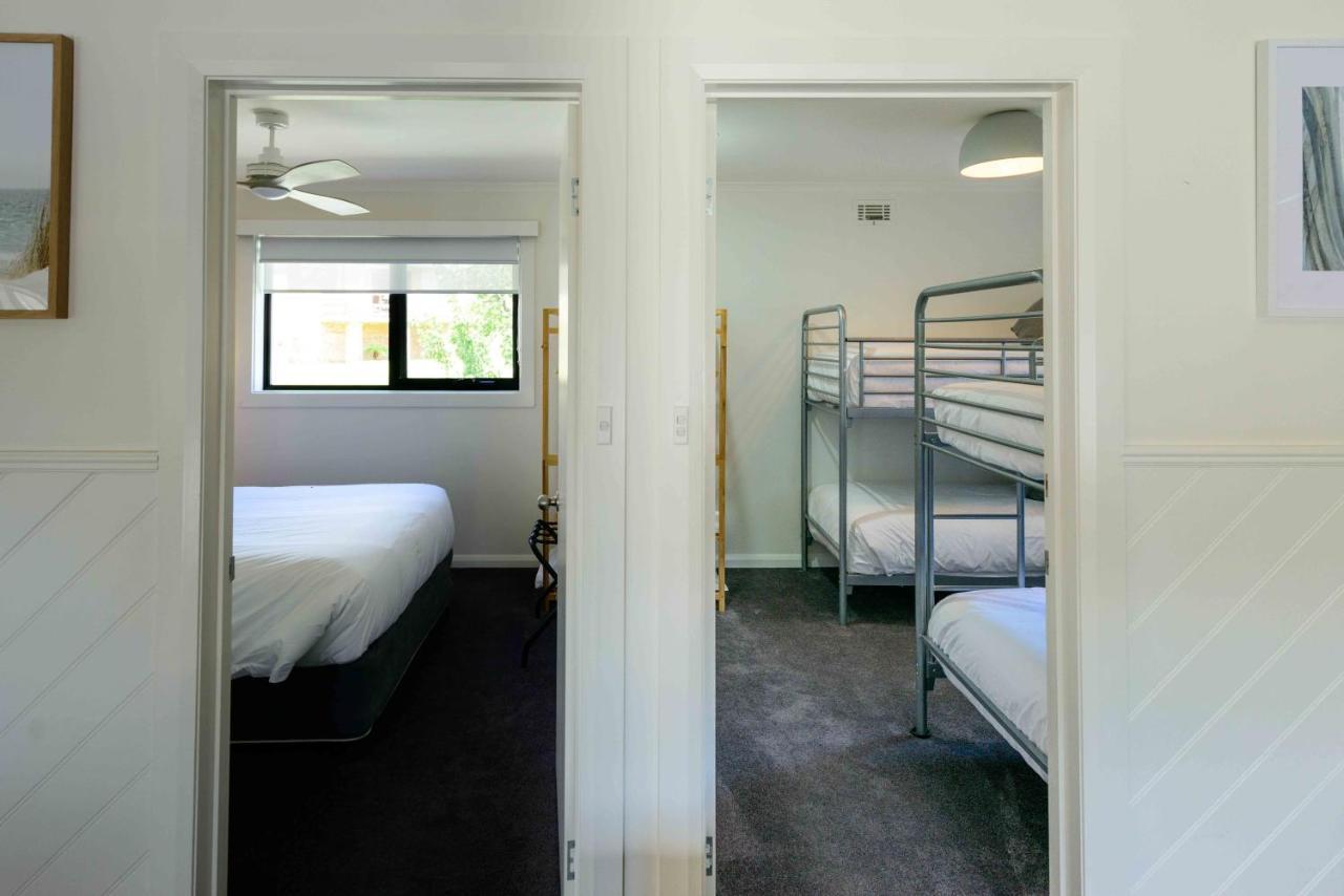 Aparthotel Georges Bay Apartments 4*